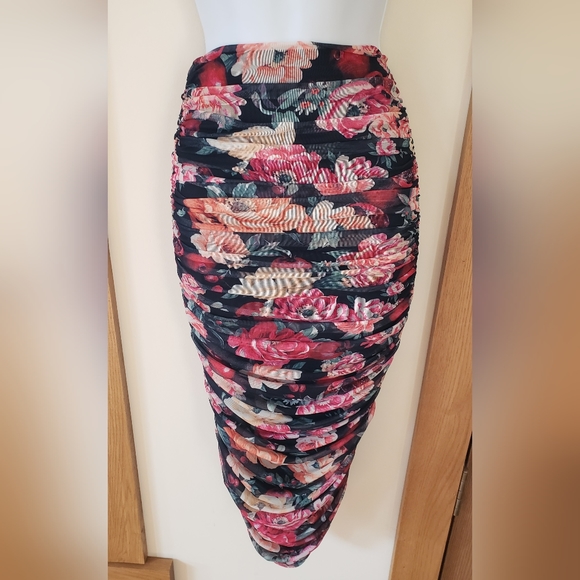 NWT Express Mesh Floral Bodycon Skirt With Built-In Shapewear Size XS 2 - Picture 3 of 4